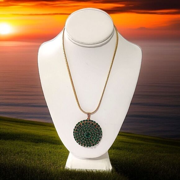 Green Rhinestone Encrusted Necklace Disc Pendant Circle Emerald Gold Tone Vtg - Picture 11 of 16
